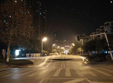 武汉闹市区发生地陷路面成V字型 面积约百平方米