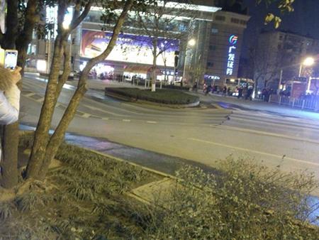 武汉闹市区发生地陷路面成V字型 面积约百平方米