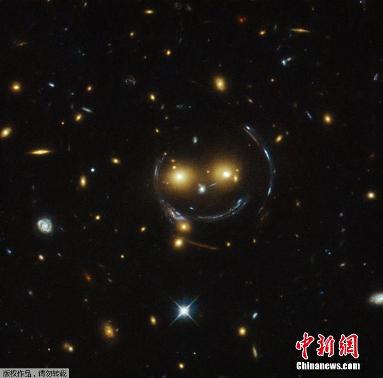 哈勃望远镜捕捉星系团形成“笑脸”景象