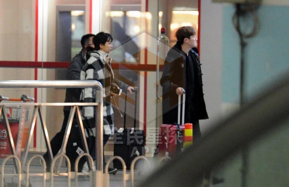 “小雪”杨紫回京帅气男友接机 两人车内缠绵亲了又亲