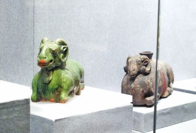 东汉绿釉陶卧羊尊、东汉绘彩陶卧羊尊