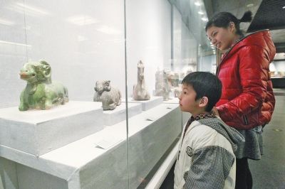 河南博物院,小朋友对这两尊羊很感兴趣。