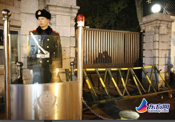 上海美领馆遭福建牌照轿车冲撞 哨兵受伤(组图)