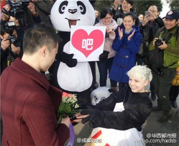 26岁乌克兰女孩单膝跪地向中国小伙求婚