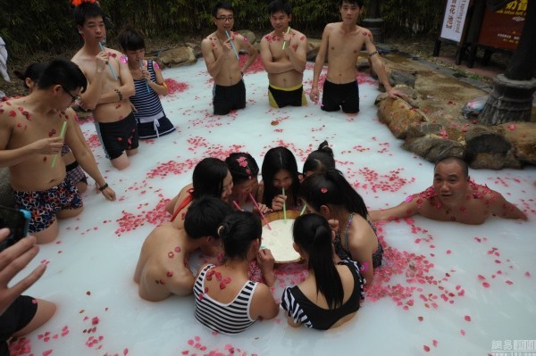 广东清远一景区办情侣“喝奶大赛”庆祝情人节