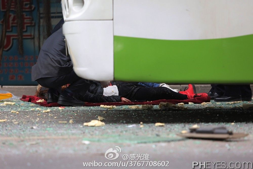客车被限高架切头现场 2死9伤