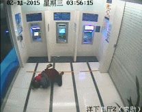 女子取款遭抢 16秒空手夺刀吓跑劫匪
