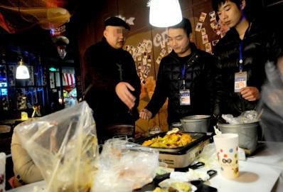 15日，有市民在春熙路一家海鲜餐厅就餐后出现身体不适，卫生执法人员接报后前去调查。