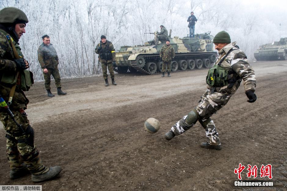 乌克兰东部停火协议生效 乌方士兵当街踢足球