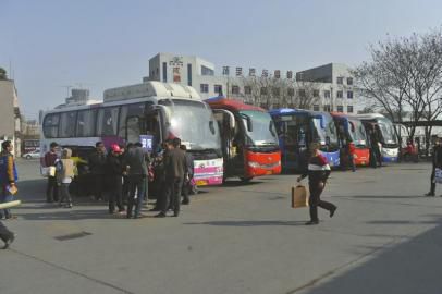 2015年2月16日，成都市五桂桥汽车总站，五桂桥汽车站内乘客稀少，乘客到站购票后可以即买即走。