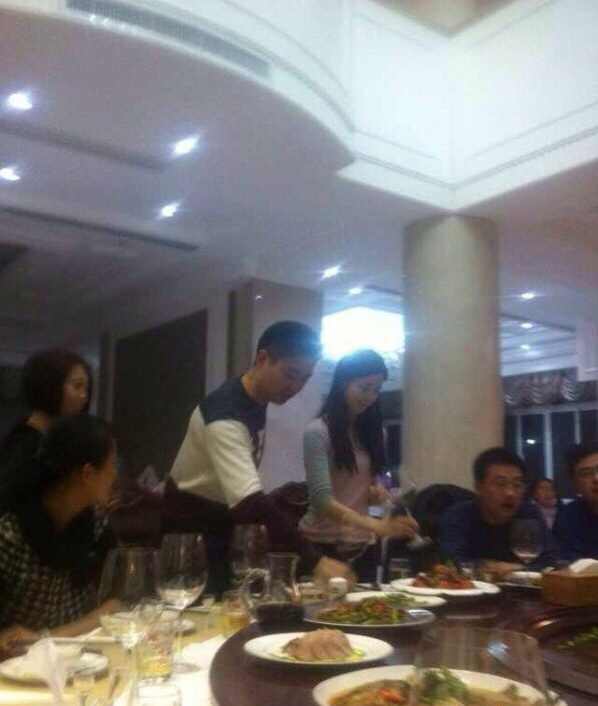 刘强东带奶茶妹妹回宿迁过年 聚餐敬酒照曝光