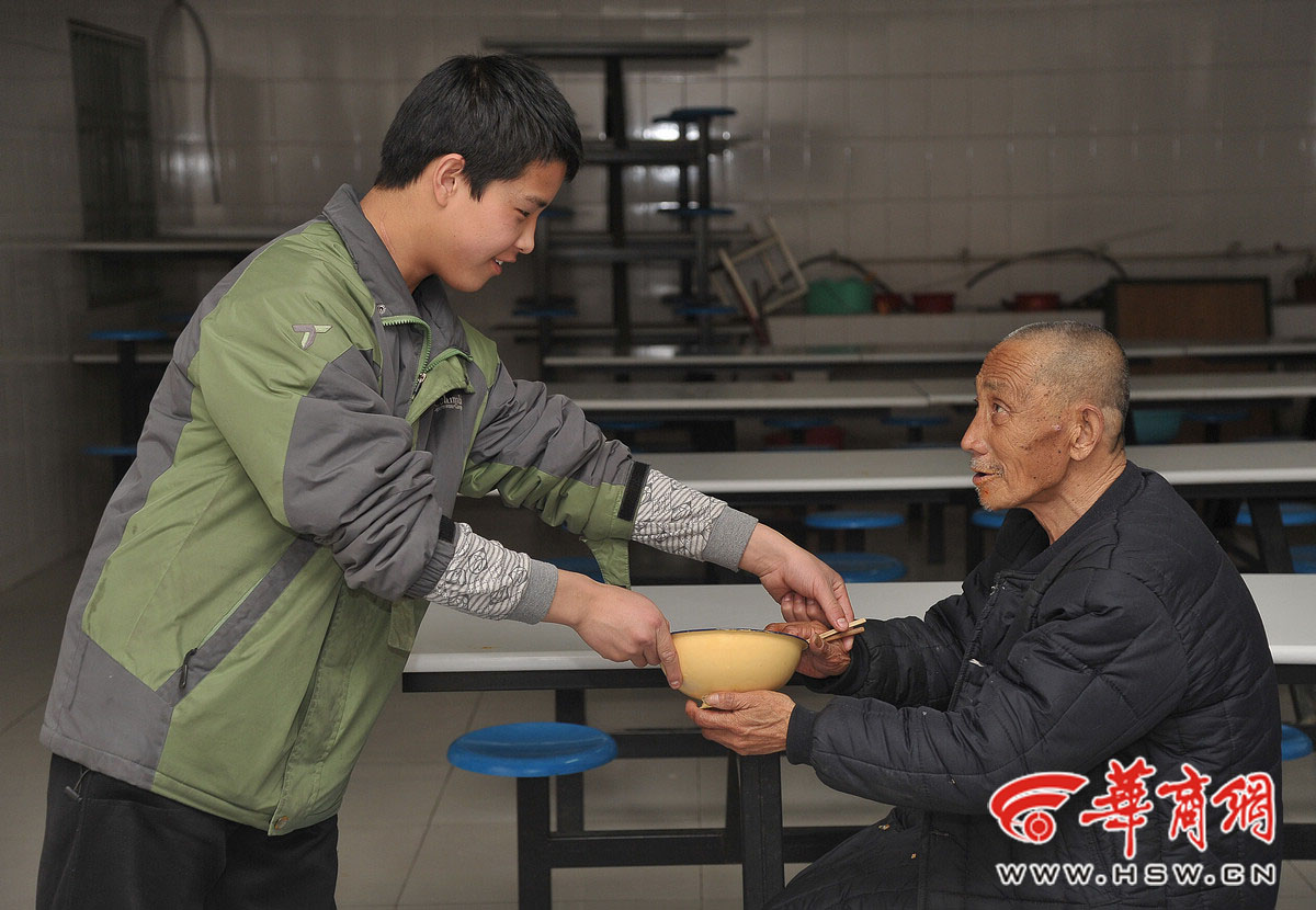 在救助生活了8年的王奥，如今16岁了，他开始学会照顾这些无家可归的老人副本.jpg