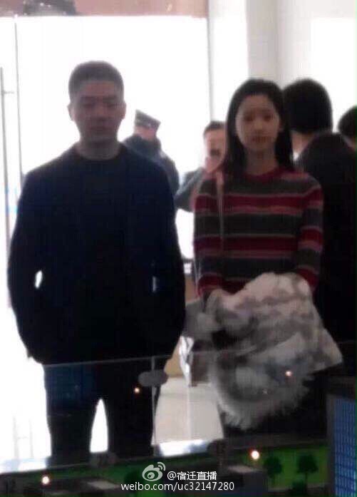 刘强东带奶茶妹妹回宿迁过年女方不时向亲友敬酒