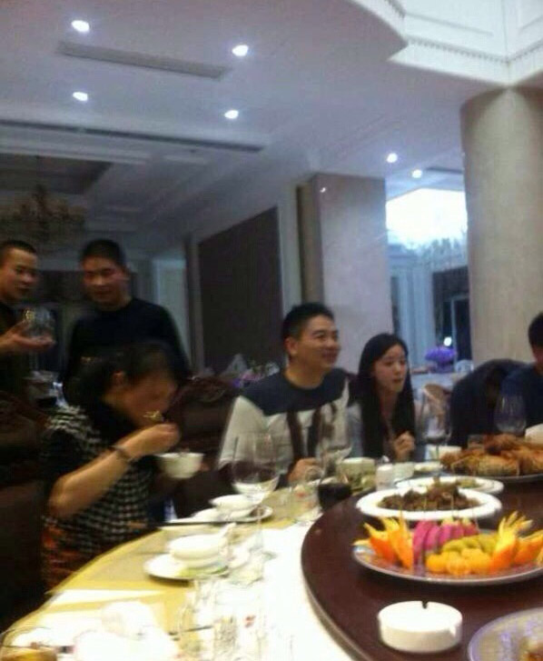 刘强东带奶茶妹妹回宿迁过年 聚餐敬酒照曝光