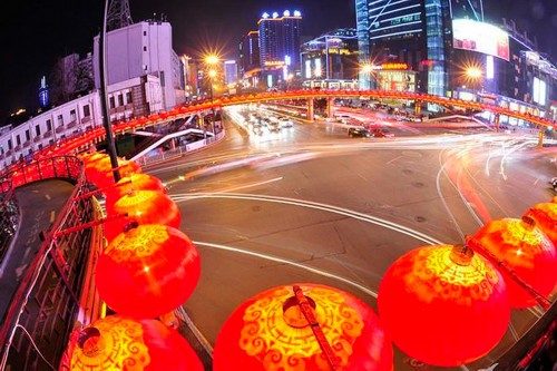 西安红灯旁挂红灯笼 网友吐槽看不清红灯
