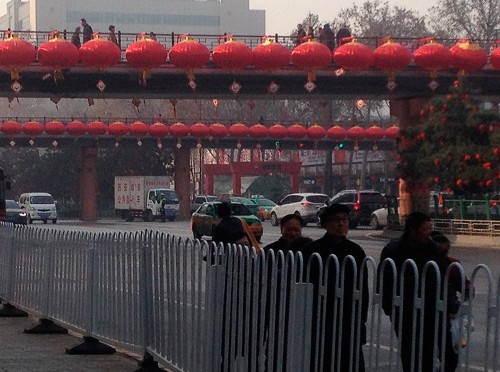 西安红灯旁挂红灯笼 网友吐槽看不清红灯