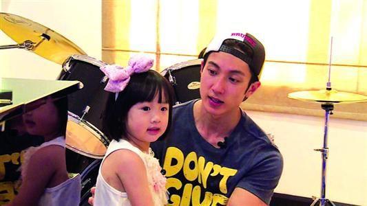 吴尊老婆罕见露面够靓够上镜 曝金贤重与女友复合将当爹/图