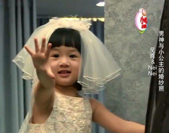 吴尊老婆罕见露面够靓够上镜 曝金贤重与女友复合将当爹/图