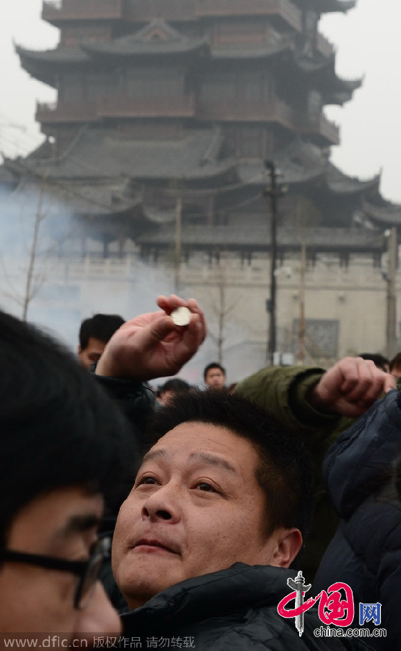 武汉归元寺降“硬币雨” 工作人员戴头盔清理硬币