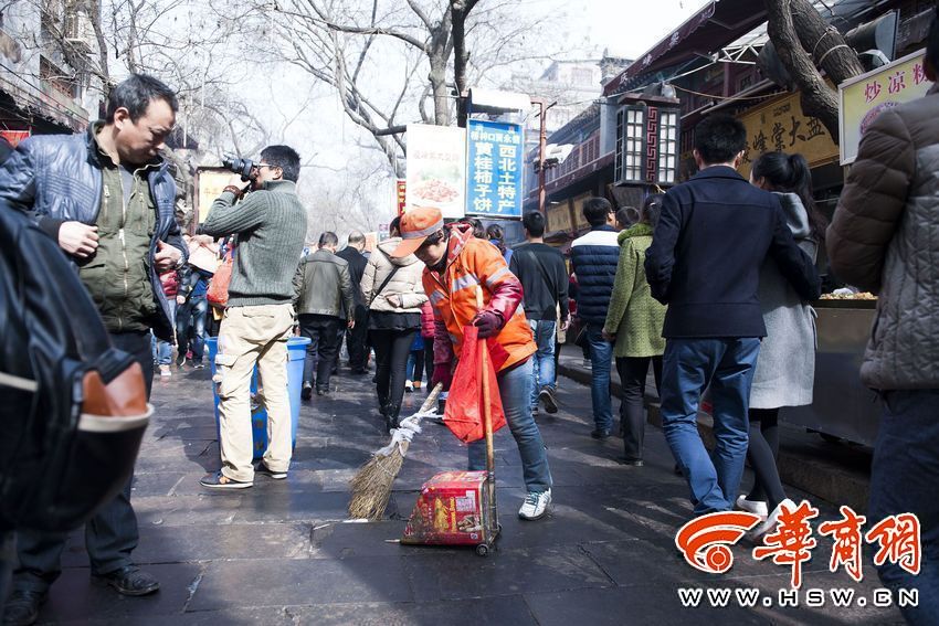 回民街春节期间每天清理垃圾近80吨 比平时高一倍