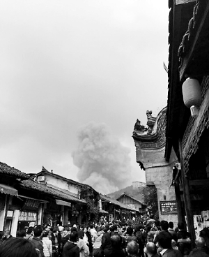 　　大图：成都龙泉驿区洛带古镇的游客拍到爆炸瞬间浓烟滚滚。小图：爆炸现场一片狼藉。