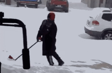 铲雪哥脚底打滑 屹立9秒不倒走红网络