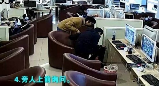 一男子连续上网19小时网吧吐血 10分钟后身亡