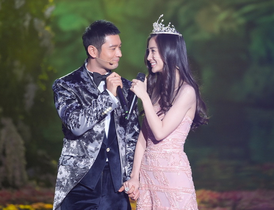 黄晓明为Baby庆26岁生日 网友：领证要告诉他们