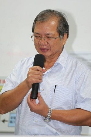 台湾馊水油公司老董下跪 喝下自家油澄清品质(组图)