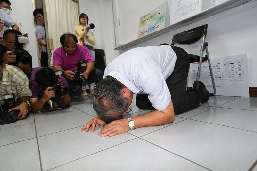 台湾馊水油公司老董下跪喝下自家油澄清品质（组图）