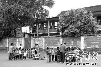 遭连阴雨致一教学楼顶垮塌 所幸没有学生受伤