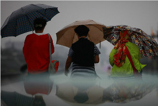 城墙上的雨中奇景 游人似在云雾中行走