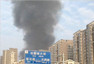 石家庄大马装饰城发生火灾 浓烟滚滚伤亡不详