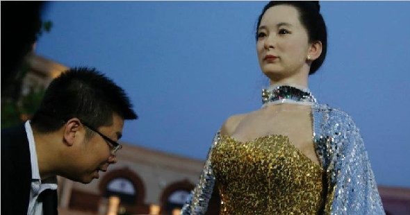 高仿真“女”机器人亮相达沃斯引围观
