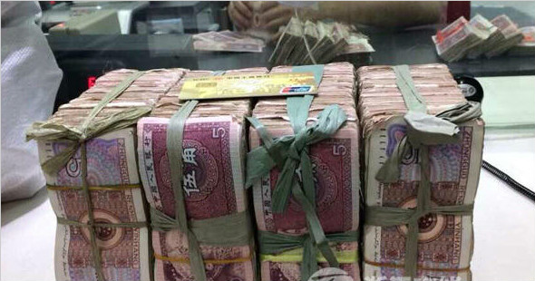 男子提3麻袋5毛钱买苹果“土豪金” 共4万余张