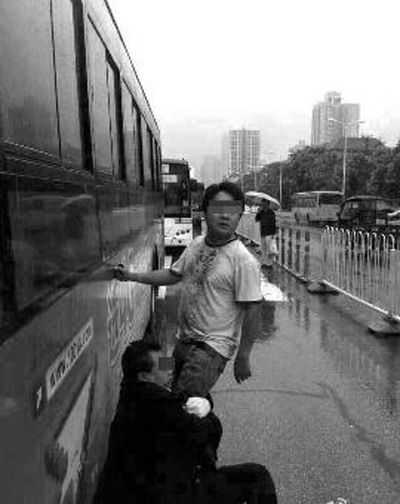 咸阳俩司机因抢道相互斗气 的哥捅伤公交司机离开