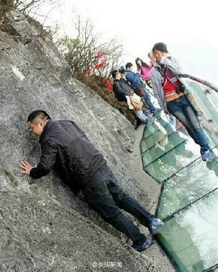河北白石山现国内最长玻璃悬空栈道