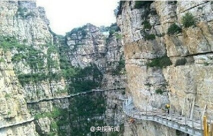 河北白石山现国内最长玻璃悬空栈道