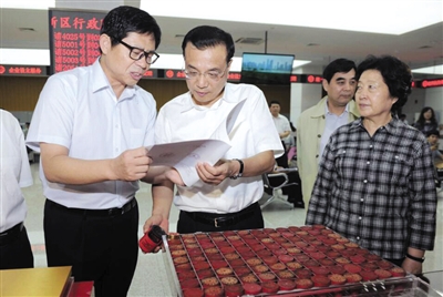 李克强见证封存审批章 赞109章变1章是政府大动作