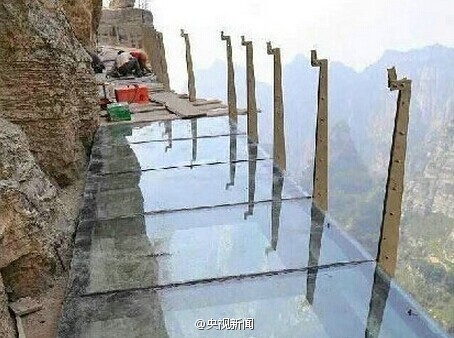 河北白石山现国内最长玻璃悬空栈道
