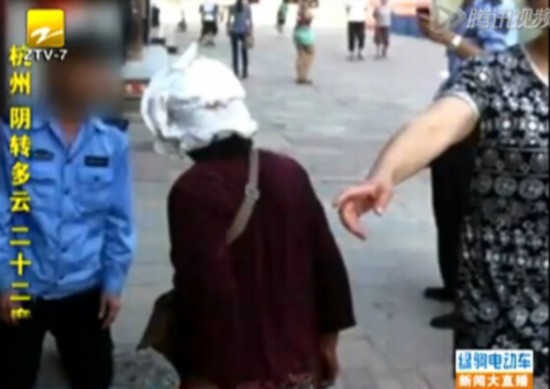 城管与大妈当街互跪：人性化执法的进步(视频/图)
