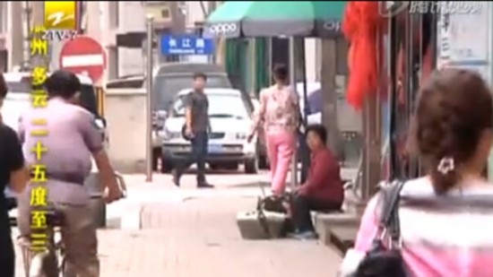 城管与大妈当街互跪：人性化执法的进步(视频/图)