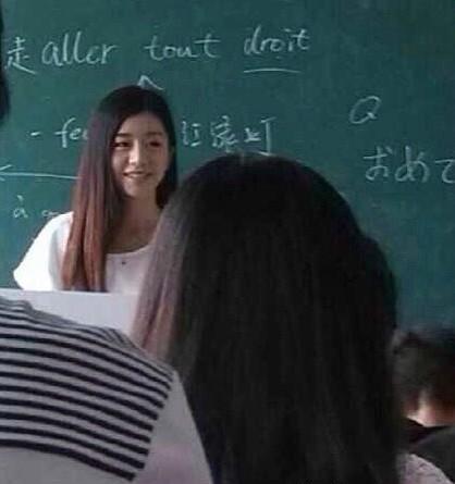 西南财经大学日语美女教师走红 别人家的老师就性感