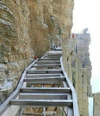 河北白石山现国内最长玻璃悬空栈道