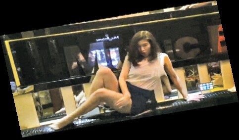 厦门美女搞怪热舞视频走红 网友感慨：KTV白去了