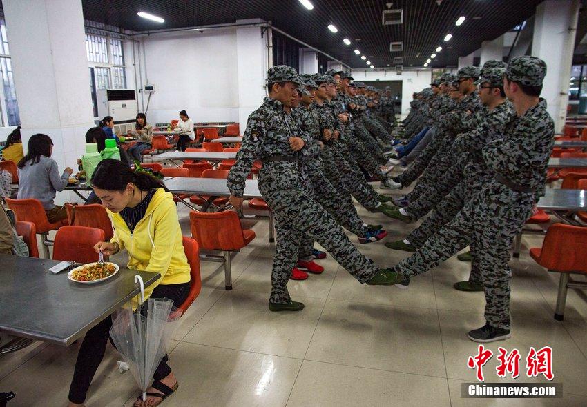 供西安高校参考！郑州数百新生雨天食堂军训