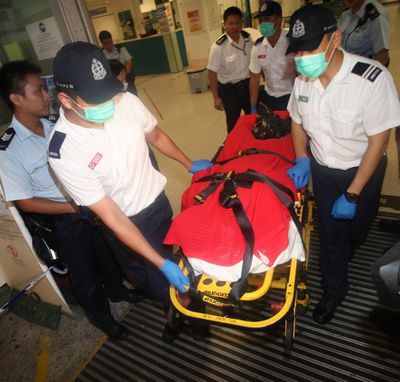 男子急诊室抢警枪连开6枪警员与市民合力擒凶