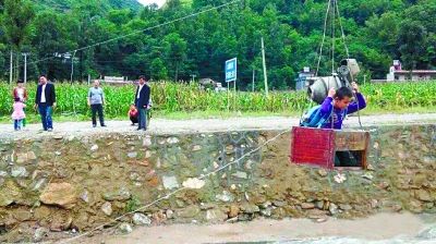 山阳村民自建简易索道送孩子上学被政府要求拆除 