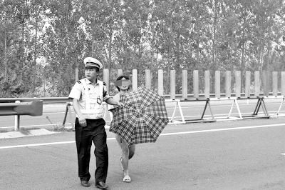 高速裸奔女引司机纷纷减速观望 与丈夫吵架受刺激