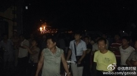 广州南田路一居民楼发生警匪对峙 两人中枪被抬走